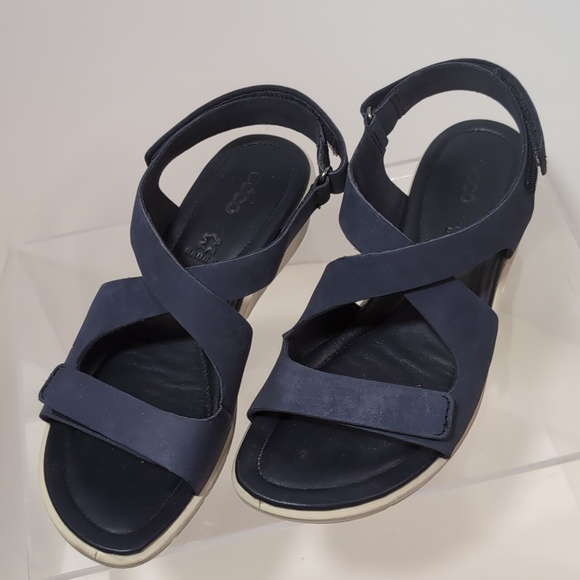 Midnight blue Crocs size 6.5 - Picture 2 of 6